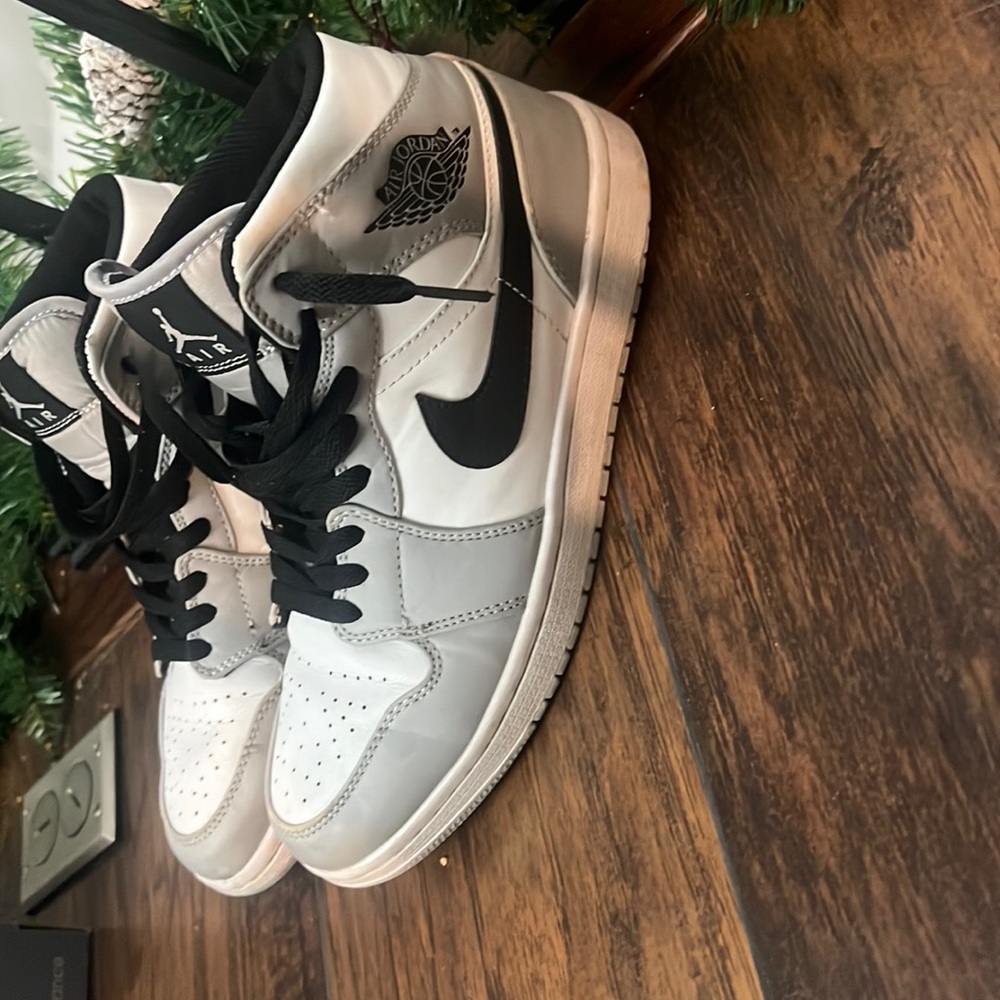 GREY AIR JORDAN 1s FOR SALE